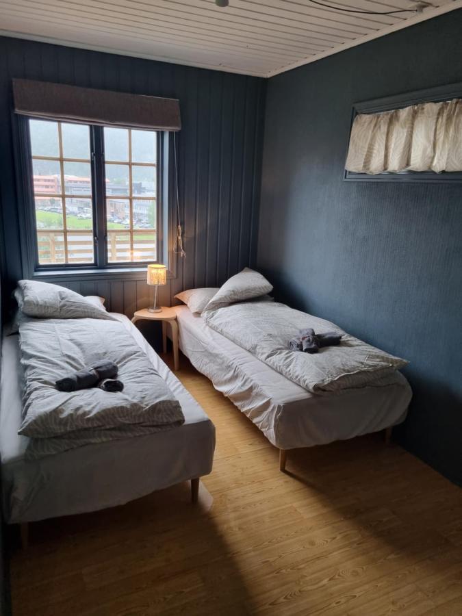 Stor Leilighet Med 4 Senger Sentralt I Forde Exterior foto